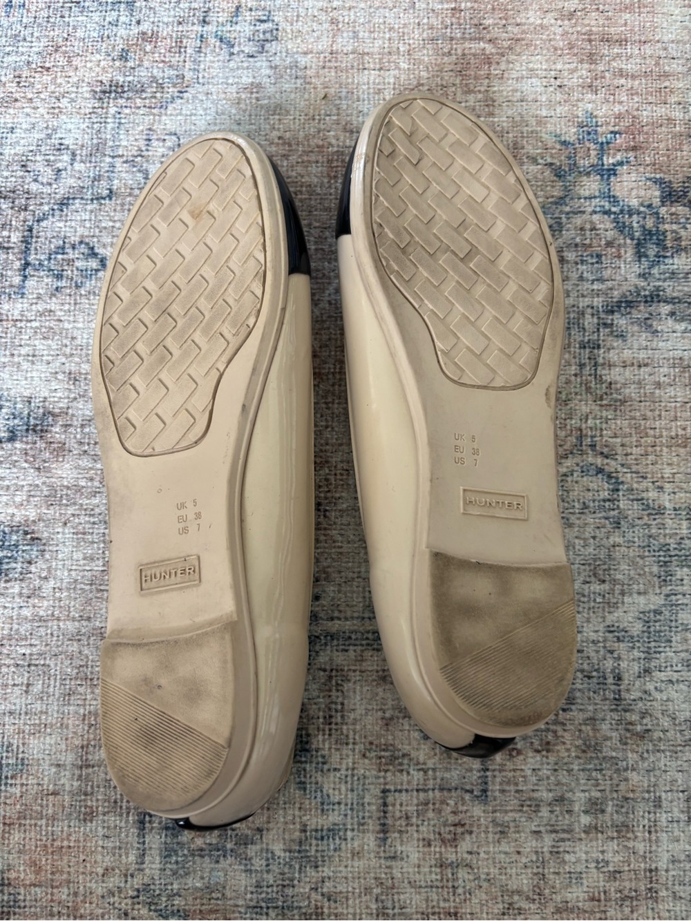 Hunter Two-Tone Beige and Black Cap-Toe Ballet Flats - Picture 10 of 16